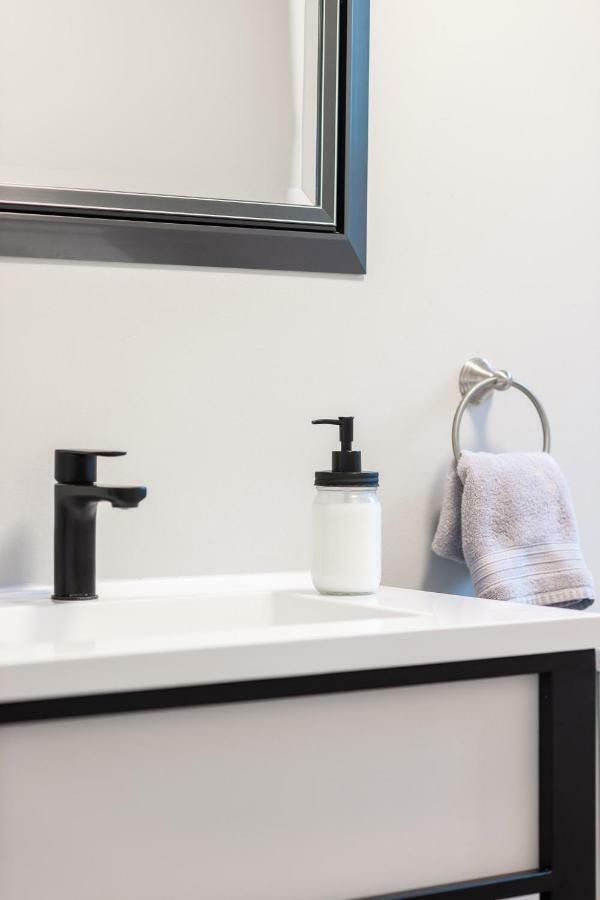 Entire 2 Bedroom Apartment Uptown Waterloo - E1 Kültér fotó